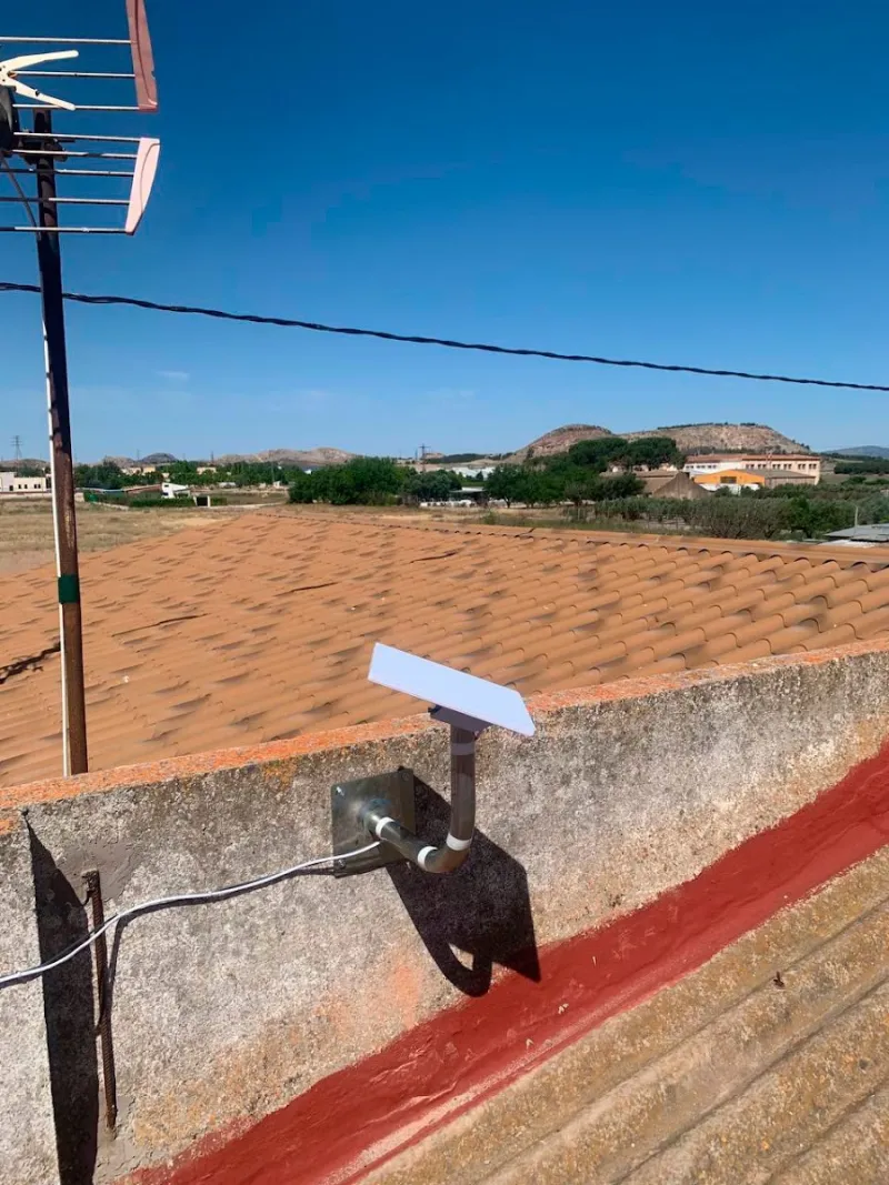Foto de la rese&ntilde;a: antena de sat&eacute;lite instalada en el tejado de la casa