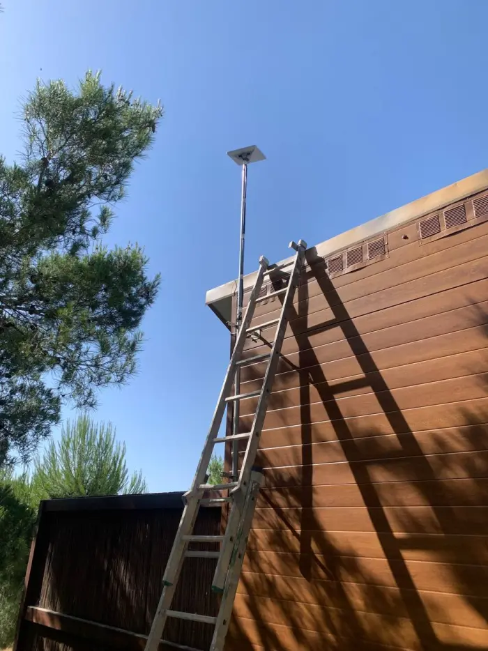 Instalación de antena de internet rural en una finca de Tibi, escalera apoyada en la fachada