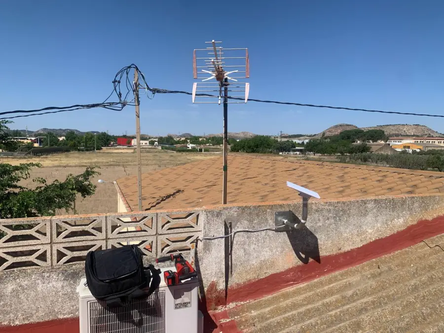 Antena de internet rural instalada en el tejado de una vivienda en Villena, con la sierra al fondo